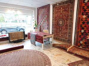 Blick auf einen Arbeitsplatz, welcher von unterschiedlichen Teppichen umgeben ist.